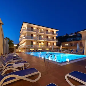 hotel-benacus-torri-del-benaco.hotelinveneto.com/